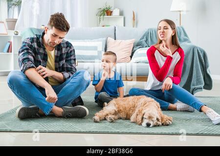 Famiglia che soffre di allergia animale domestico a casa Foto Stock