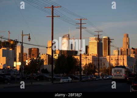 Vista sulla strada del centro di Los Angeles, skyline DI LOS ANGELES al tramonto in serata Foto Stock