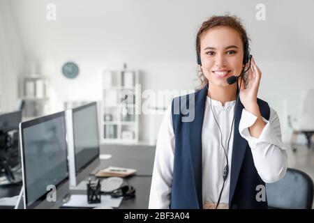 Ritratto di donna agente di supporto tecnico in office Foto Stock