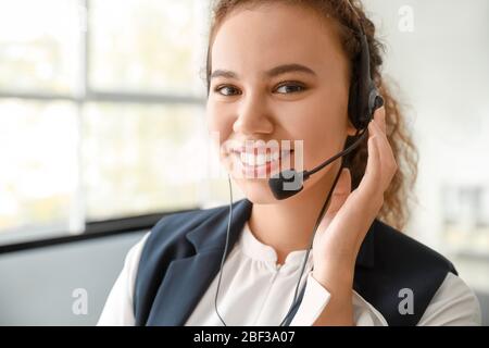 Ritratto di donna agente di supporto tecnico in office Foto Stock