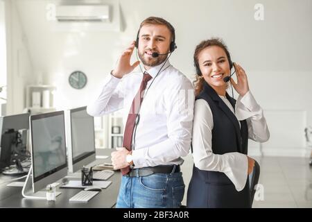 Ritratto degli agenti di supporto tecnico in ufficio Foto Stock