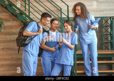 Gruppo di studenti di medicina nel corridoio della clinica moderna Foto Stock