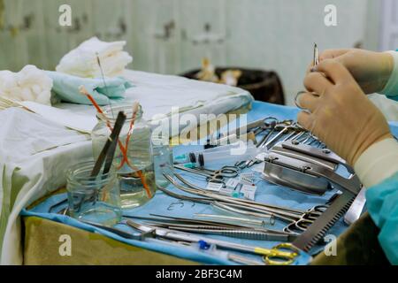 Primo piano di infermiere scrub che prende strumenti medici per la chirurgia Foto Stock