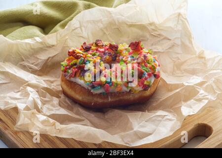 Trendy pancetta fruttato arcobaleno ciambella di cereali in carta pergamena Foto Stock