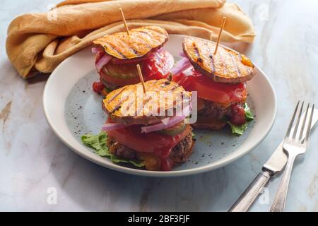 Panini con patate dolci senza glutine e cheeseburger alla griglia Foto Stock