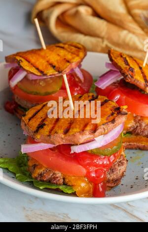 Panini con patate dolci senza glutine e cheeseburger alla griglia Foto Stock