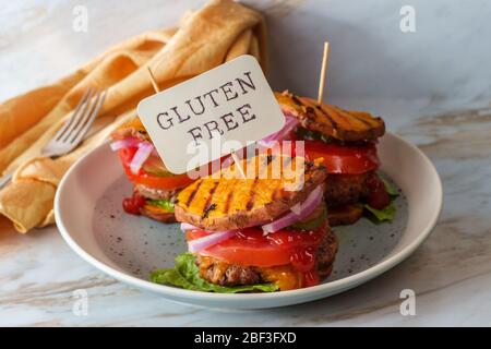 Panini con patate dolci senza glutine e cheeseburger alla griglia Foto Stock