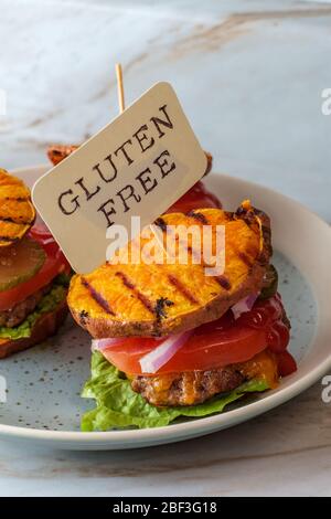 Panini con patate dolci senza glutine e cheeseburger alla griglia Foto Stock