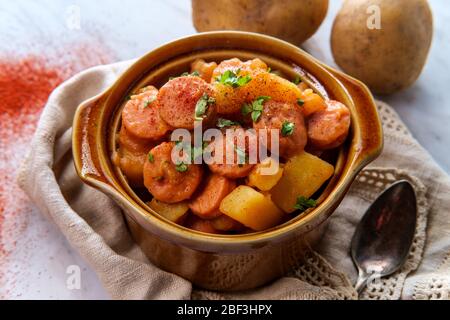 Povero pasto dell'Ungherese di hot dog e patate stufato di gulasch Foto Stock