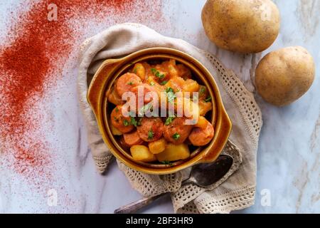 Povero pasto dell'Ungherese di hot dog e patate stufato di gulasch Foto Stock