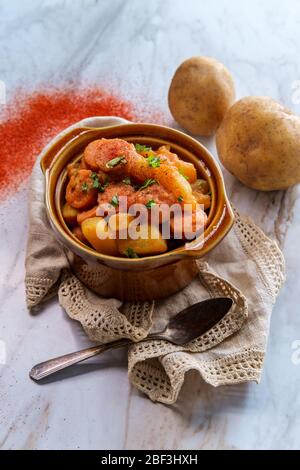 Povero pasto dell'Ungherese di hot dog e patate stufato di gulasch Foto Stock