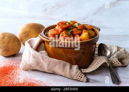 Povero pasto dell'Ungherese di hot dog e patate stufato di gulasch Foto Stock