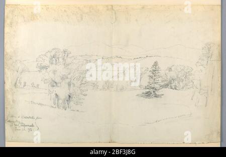 Il fiume Hudson e Catskills da Barrytown. Prato con alberi in primo piano, che scende verso la riva del fiume. Fiume e creste attraverso il centro della composizione, poi montagne oltre in distanza. Foto Stock