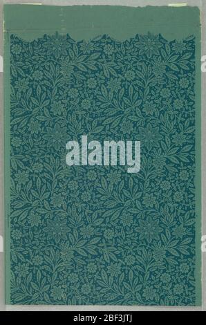 Parete laterale. Modello denso e completo di fogliame e fiori stilizzati. Stampato in blu su una massa più chiara blu-verde. Questo era l'inizio del rotolo, come lungo il bordo superiore, c'è uno spazio senza blocco stampa, solo il colore di terra. Foto Stock