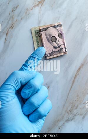 Abraham Lincoln indossa la maschera a gas come protezione contro la metafora mortale del coronavirus per il fallimento dell'economia Foto Stock