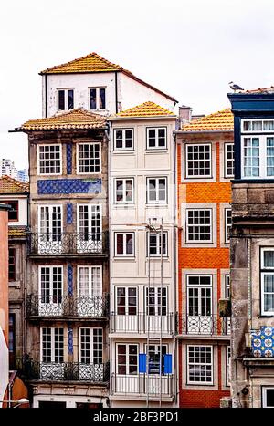 Alti edifici colorati con balconi e piastrelle azulejo a Porto Portogallo Foto Stock