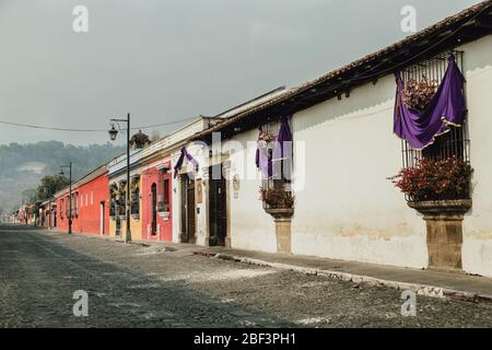 Strade vuote durante la pandemia coronavirus, tradizionale Pasqua Semana Santa decorazioni nelle finestre di Antigua Guatemala Foto Stock