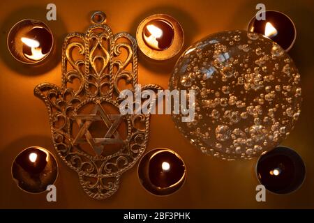 Stregoneria, magia per streghe e maghi. Tradizione pagana. Mano di HAMSA, mano di Fatima o mano di Dio, collana e palla di cristallo di cristallo magico con sei Foto Stock