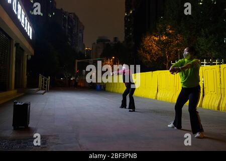 Wuhan, provincia cinese di Hubei. 16 Apr 2020. La gente si esercita all'aria aperta come il COVID-19 pandemic wanes a Wuhan, capitale della provincia di Hubei della Cina centrale, 16 aprile 2020. Credit: Shen Bohan/Xinhua/Alamy Live News Foto Stock