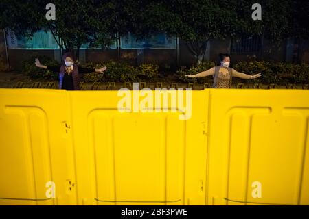 Wuhan, provincia cinese di Hubei. 16 Apr 2020. La gente si esercita all'aria aperta come il COVID-19 pandemic wanes a Wuhan, capitale della provincia di Hubei della Cina centrale, 16 aprile 2020. Credit: Shen Bohan/Xinhua/Alamy Live News Foto Stock