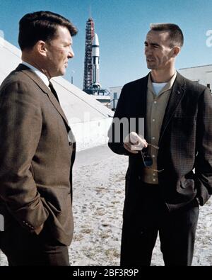(22 gennaio 1968) --- due primi membri dell equipaggio del primo Apollo manned space flight erano presenti a Cape Kennedy per il lancio di Apollo V (LM-1/Saturno 204) unmanned space mission. Sulla sinistra si trova l'astronauta Walter Schirra M. Jr.; e sulla destra è astronauta R. Walter Cunningham. In background è l'Apollo V pila al Launch Complex 37 pronto per il lancio. Foto Stock