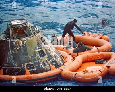 (9 febbraio 1971) --- l'Apollo 14 equipaggi sedersi in una zattera di salvataggio accanto alla loro modulo di comando (CM) nell'Oceano Pacifico del sud come essi attendono una U.S. Navy elicottero, che li porterà a bordo della USS New Orleans, adescare il recupero della nave. L'equipaggio di uomini sono, da sinistra a destra, gli astronauti Alan B.Shepard Jr., comandante; Stuart A. Roosa, il pilota del modulo di comando; e D. Edgar Mitchell, modulo lunare pilota. Foto Stock