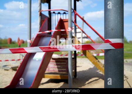 A causa del pericolo di infezione parco giochi chiuso a Magdeburg in Germania Foto Stock