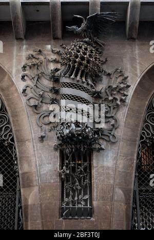 Architettura gotica Art Nouveau Palau Guell, Carrer Nou de la rambla, El Ravel, Barcellona, Spagna fu di Antoni Gaudi per Eusebi Guell Foto Stock