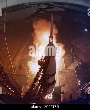 (31 gennaio 1971) --- La enorme, 363-piedi di altezza Apollo 14 (navicella spaziale 110/Modulo Lunare 8/Saturno 509) veicolo spaziale viene lanciato dal pad a Launch Complex 39, Kennedy Space Center, Florida, a 4:03:02 p.m. (EST), 31.01, 1971, su un atterraggio lunare di missione. Foto Stock