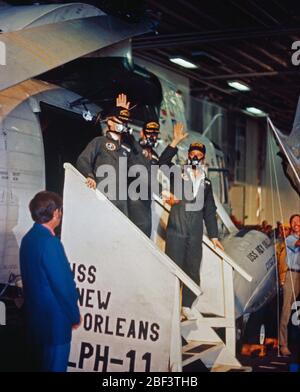 (9 febbraio 1971) --- l'Apollo 14 membri di equipaggio passo a bordo della USS New Orleans, dopo l'uscita da un U.S. Navy elicottero che recuperati i tre dal loro splashdown sito non lontano. Da sinistra a destra, gli astronauti sono Stuart A. Roosa, il pilota del modulo di comando; D. Edgar Mitchell, modulo lunare pilota; e Alan B.Shepard Jr., commander. Foto Stock