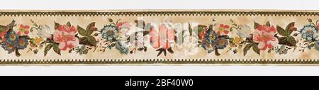 Fregio. Catena a serpentina di fiori vari, con bordo di disegno geometrico, stampata a colori su campo bianco. Foto Stock