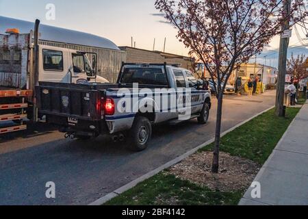 New York, Stati Uniti. 16 Apr 2020. Le attrezzature caricate sul traghetto arrivano a Hart Island, dove corpi non reclamati delle vittime della COVID-19 sono stati sepolti nel Bronx. Credit: SOPA Images Limited/Alamy Live News Foto Stock