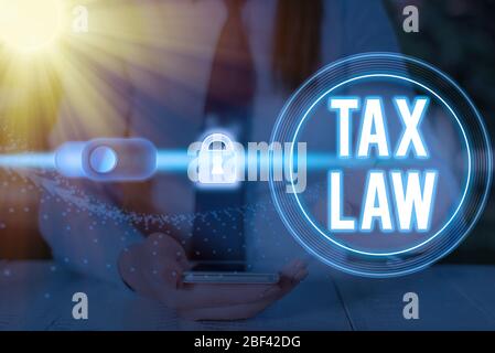 La scrittura della nota mostra il diritto fiscale. Il concetto di business per organizzazioni governative valutazione sul valore della proprietà o di transazioni Foto Stock