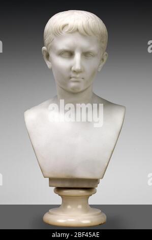 Giovane ottava. Il giovane ottavo, o Augusto, mostra l'erede adottò di Giulio Cesare. È una copia di una scultura nelle gallerie Vaticane che risale alla fine del XVIII o all'inizio del XIX secolo. Foto Stock