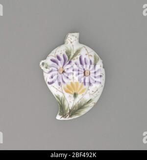 Porta bouquet fiori dipinti ceramica. Piccolo portaviore in porcellana bianca a forma di goccia curva con fiori e foglie viola e gialle dipinte. Foto Stock