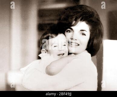 L'ex First Lady of the United States JACQUELINE KENNEDY detiene il figlio John Jr . Foto Stock