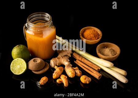 Jamu, una medicina tradizionale di elisir di erbe dall'Indonesia e dalla Malesia. Realizzato con materiali naturali dell'antica cultura giavanese Foto Stock