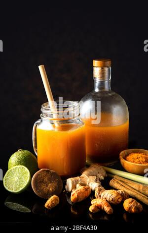 Jamu, una medicina tradizionale di elisir di erbe dall'Indonesia e dalla Malesia. Realizzato con materiali naturali dell'antica cultura giavanese Foto Stock