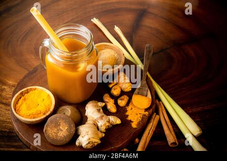 Jamu, una medicina tradizionale di elisir di erbe dall'Indonesia e dalla Malesia. Realizzato con materiali naturali dell'antica cultura giavanese Foto Stock