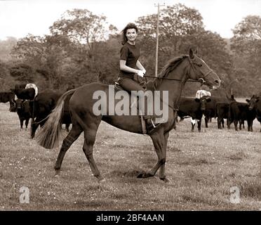 Ex First Lady of the United States First Lady JACQUELINE KENNEDY e figlia Caroline equitazione. Foto Stock