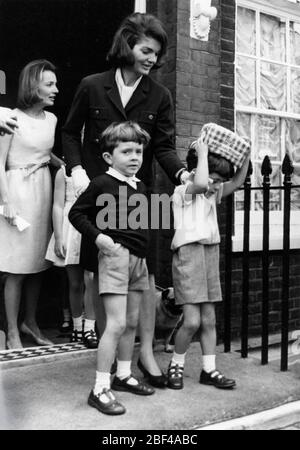 L'ex First Lady of the United States First Lady JACQUELINE KENNEDY vede suo figlio, John Jr e la figlia Caroline fuori a scuola. Foto Stock