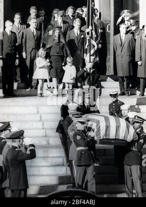 19 giugno 1967 - Waterford, Irlanda - First Lady JACQUELINE KENNEDY (7/28/1929-5/19/1994), vedova del presidente John F. Kennedy a cavallo nella campagna irlandese in vacanza. Foto Stock