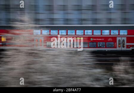 Dresda, Germania. 17 Aprile 2020. La S-Bahn dalla VVVO (Verkehrsverbund Oberelbe) parte al mattino in direzione di Pirna. Credit: Robert Michael/dpa-Zentralbild/dpa/Alamy Live News Foto Stock