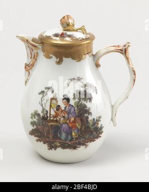 Caraffa di latte coperta con Chinoiserie Vignettes. Manico a fascia a pera, con bordo a staffa, doppio profilo curvo. Piccola copertura piatta con fiore finale. Vignette di Chinoiserie figure in paesaggio, con bordi dorati e dipinti imbricati. Foto Stock