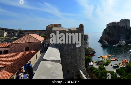 La città vecchia di Dubrovnik, vista dalle mura della città. Foto Stock