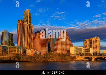 Gli alti alti alti alti alti alti del centro riflettono il tramonto e la luce dorata, vista sul Lady Bird Lake o sul Town Lake sul fiume Colorado ad Austin, Texas, Stati Uniti Foto Stock