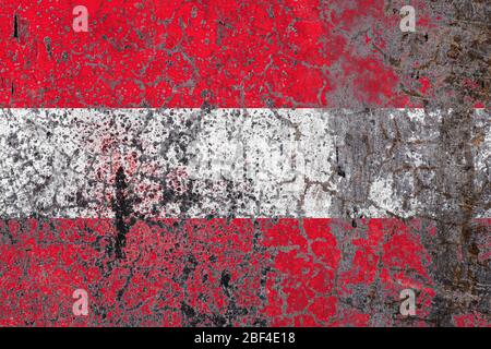 Bandiera nazionale dell'Austria su vecchio muro di peeling background.The concetto di orgoglio nazionale e simbolo del paese. Foto Stock