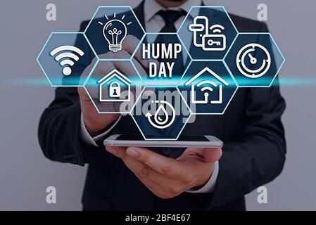 Conceptual la scrittura a mano che mostra Hump giorno. Concetto significato salendo un proverbiale hill per ottenere attraverso una settimana dura Mercoledì Foto Stock