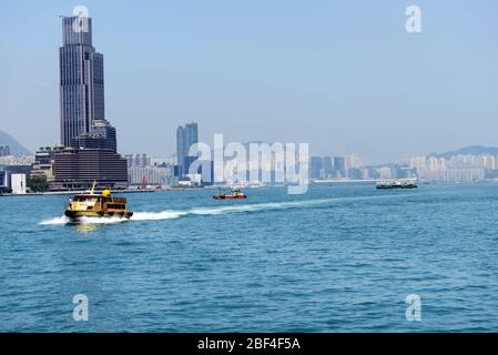 Il Victoria Dockside e il museo K11 visto dal Victoria Harbour. Foto Stock