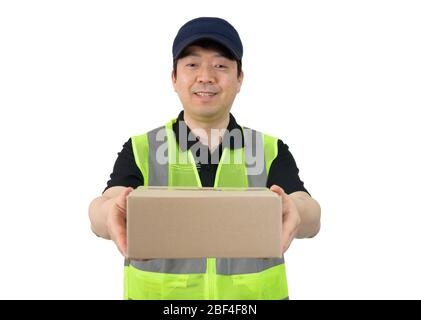 uomo di consegna sorridente che tiene un pacco grande isolato su sfondo bianco. Foto Stock